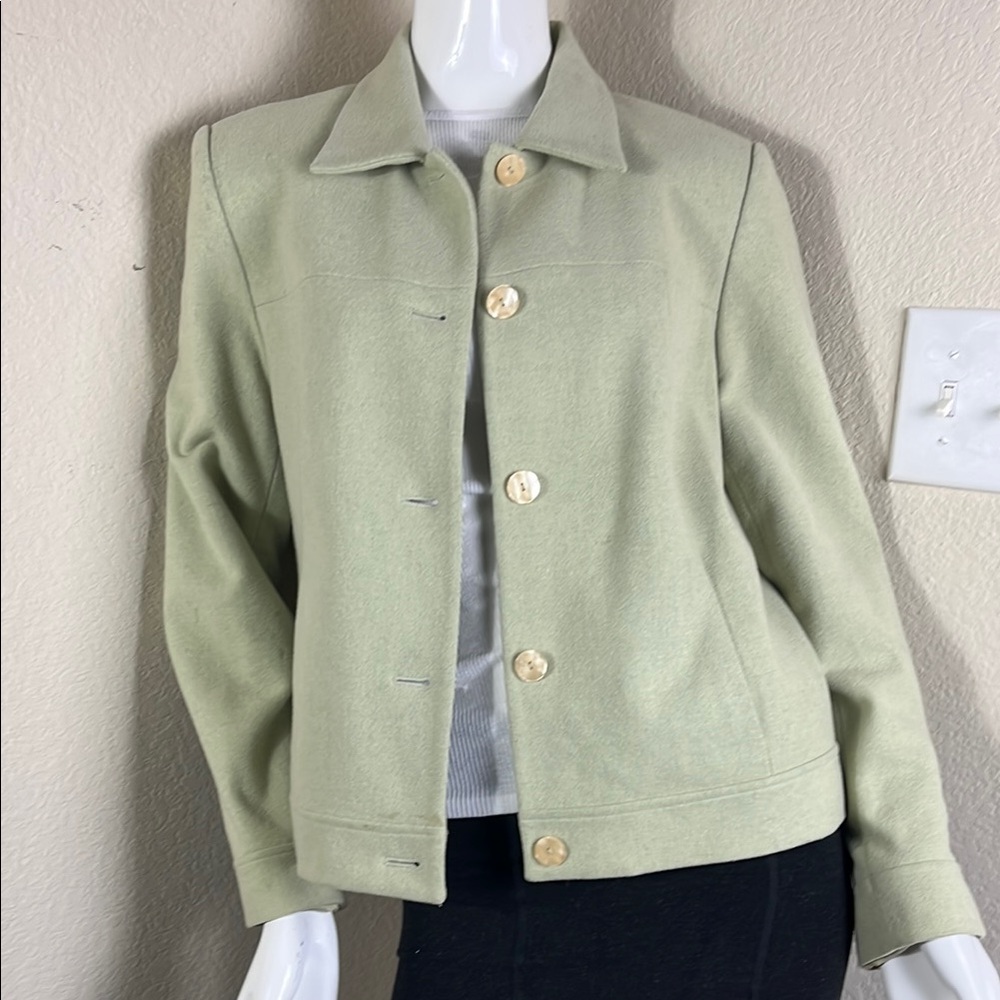 Tailored Green Blazer with Notched Lapel and Fitted Silhouette